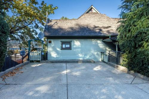 Historic Hood River Retreat with Stunning Gorge Views - Roe Parker House - image 14