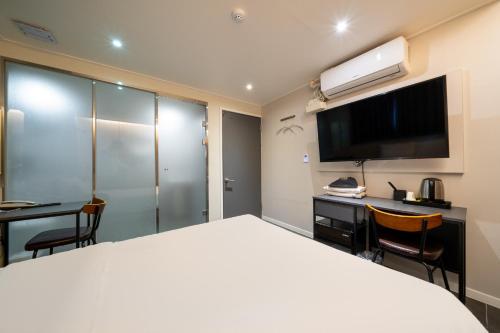 Mnlucky Hotel Room Type - Deluxe Double Room