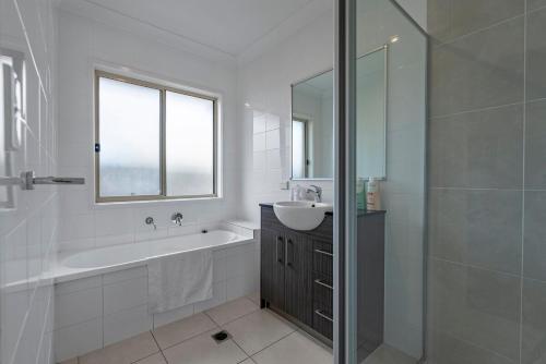 Zuhanyzó, Cosy Escape Near the Parks in Coomera