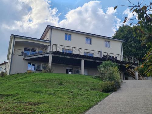 Spacieux gîte contemporain avec terrasse panoramique et piscine chauffée - FR-1-584-373 gîte à louer Vitrey