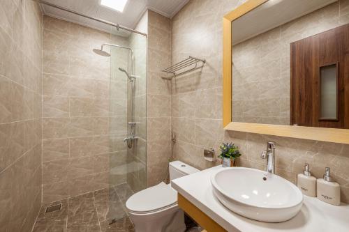 One-Bedroom Apartment image 7