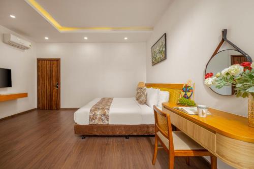 King Room with Balcony image 3