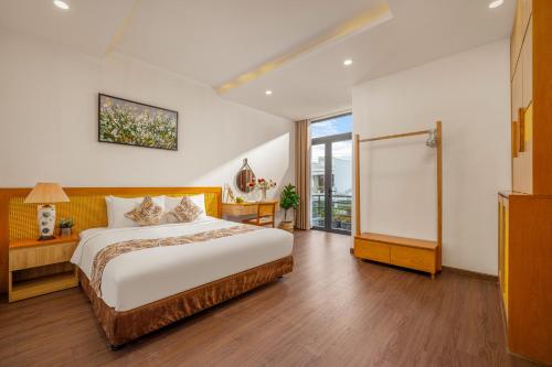King Room with Balcony image 5