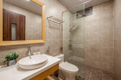 One-Bedroom Premium Apartment image 1