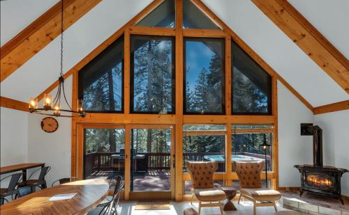 Remodeled 4BDR Cabin with AC Lake Views Hot-Tub Bunk Room Excellent Location