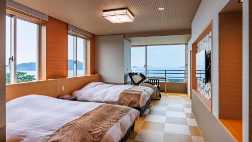 戸田家和洋室　ユニバーサルスイート　オーシャンビュー　お部屋での夕食