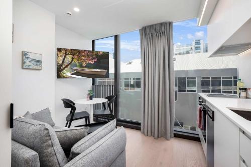 Hyde Lane APT - Walk to Shops Cafes Attractions