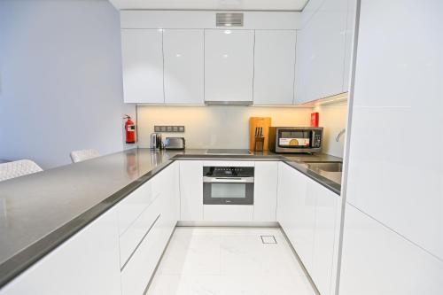 Stunning 1BR Retreat with Crystal Lagoon Views!, Dubai (photo 3)