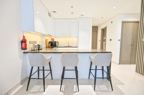 Stunning 1BR Retreat with Crystal Lagoon Views!, Dubai (photo 2)