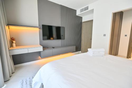 Stunning 1BR Retreat with Crystal Lagoon Views!, Dubai (photo 5)