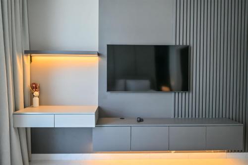 Stunning 1BR Retreat with Crystal Lagoon Views!, Dubai (photo 8)