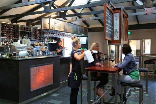 Mahogany Inn and Distillery - Photo 3