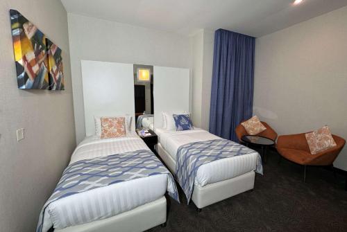 Deluxe Room Twin image 8