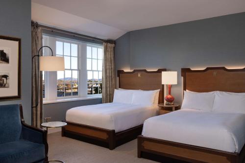 652409317 Hotel Roanoke & Conference Center, Curio Collection by Hilton