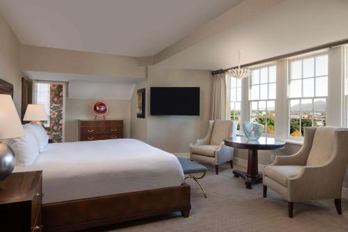 652409334 Hotel Roanoke & Conference Center, Curio Collection by Hilton