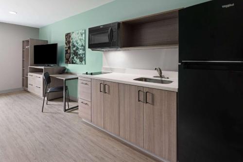 ECHO Suites Extended Stay by Wyndham Richmond West - image 3