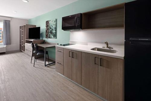 ECHO Suites Extended Stay by Wyndham Richmond West - image 14