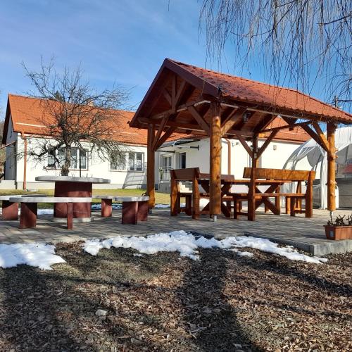 ทัศนียภาพภายนอกโรงแรม, Mátra Gold Vendégház (Matra Gold Vendeghaz) in มาทรัสเซนทิเมอร์