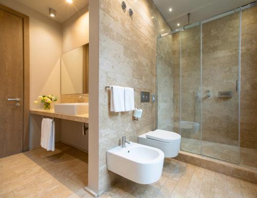 Deluxe Double or Twin Room image 4