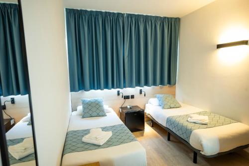 Double or Twin Room image 3