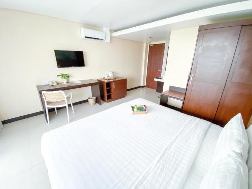 Deluxe Ocean Suite image 5