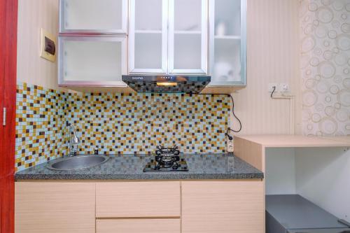 Küche, Nice Studio at Saladdin Mansion By Travelio in Pancoran Mas