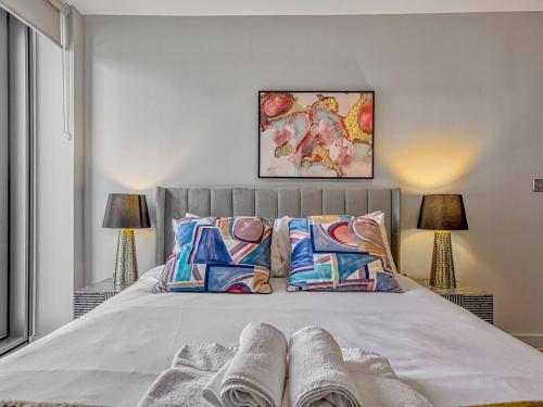 Modern Bright Apartment Media City Pass the Keys