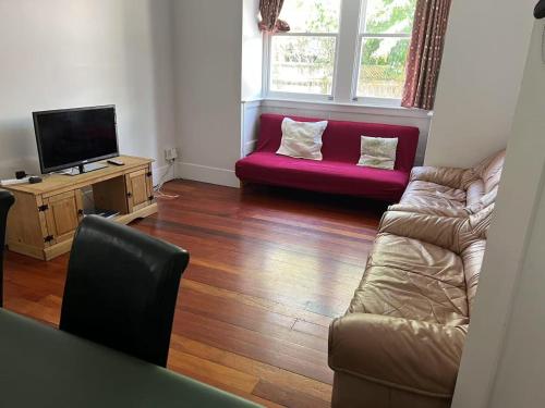 5 Bedroom House A with 13 Beds including 6 Double Beds, 2 Single Beds, and 5 Sofa Beds, Auckland (photo 3)