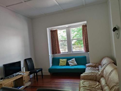 5 Bedroom House A with 13 Beds including 6 Double Beds, 2 Single Beds, and 5 Sofa Beds, Auckland (photo 7)