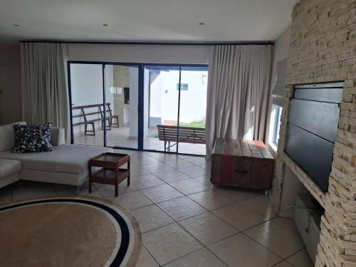 OosiesRus - Charming Langebaan Villa with Garden View - image 2