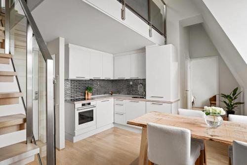Urban Oslo Penthouse with Fireplace & City Views, Oslo
