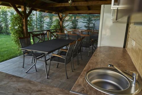 Balkons/terase, MiklósGrill - Kunszentmiklósi Étterem és Panzió (MiklosGrill - Kunszentmiklosi Etterem es Panzio) in Tass