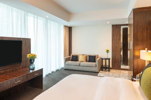Deluxe Corner King Room - Non-Smoking - Includes daily access to Riva Beach Club with free shuttle service image 4