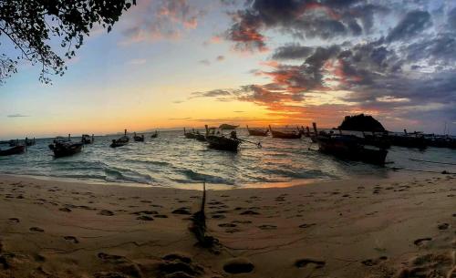 มะลิโฮมสเตย์ริมหาดซันไรส์เกาะหลีเป๊ะ