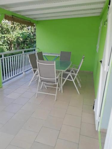 Appartement familial a Bouillante de 66 m² avec jardin in Bouillante