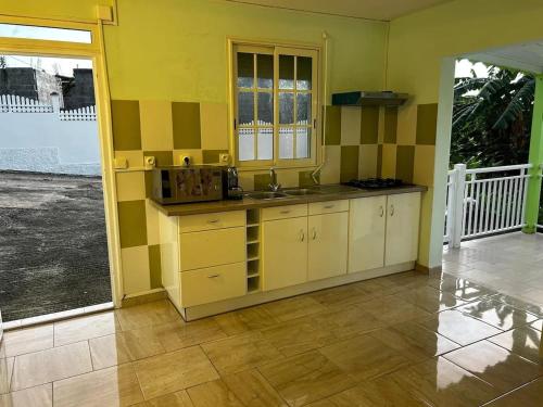 Appartement familial a Bouillante de 66 m² avec jardin in Bouillante