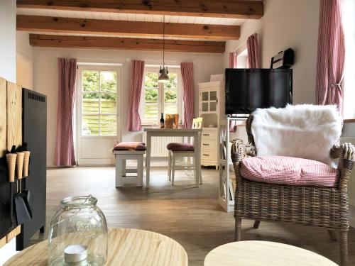 kleine meerZeit, sußes Knusperhauschen mit Kaminofen in Landkirchen