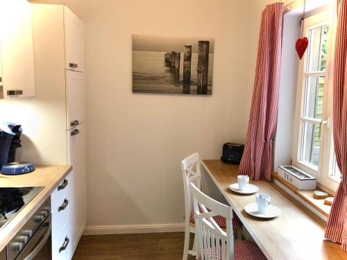 kleine meerZeit, sußes Knusperhauschen mit Kaminofen in Landkirchen