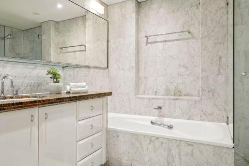 Spectacular Apartment with Harbour Bridge Views - image 4