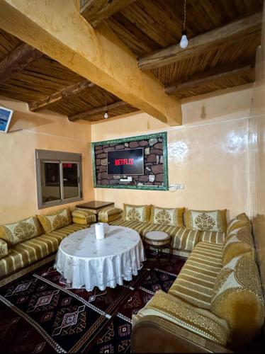 Scenic Lakeview House Near 5-Star Widian Hotel in 빈 엘 우이단