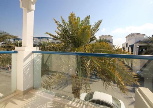 Breathtaking Villa With Roof Garden and Beach access, Дубай (фото 8)