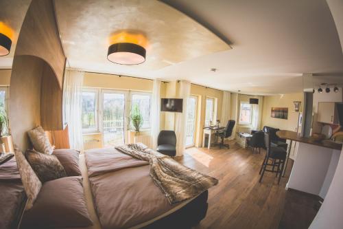 1 king bed, 1 sofa bed