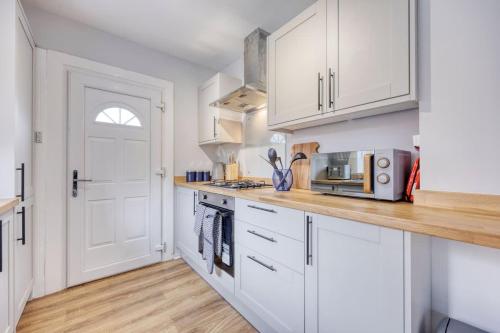 Charming Terrace House for Relaxing Retreat in Dumbarton