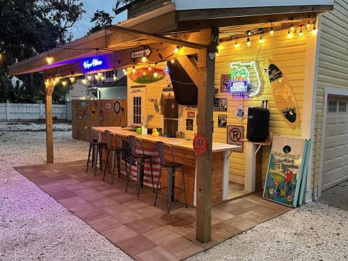 Pub/Lounge, Hayes House in Palmetto