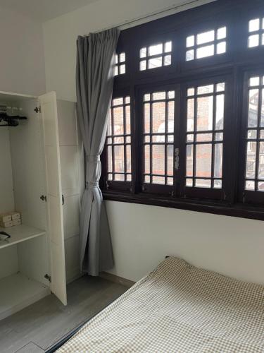 One-Bedroom Apartment image 7