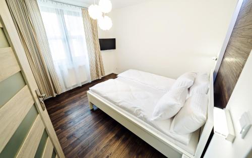 One-Bedroom Apartment image 5