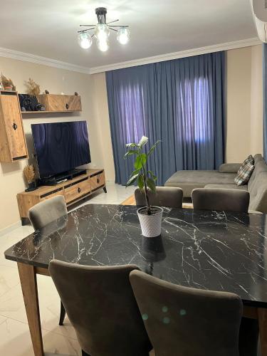 5 bedrooms, 6 beds