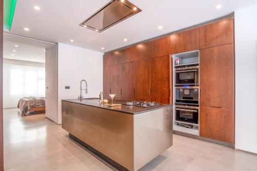 The Grand Krocínova Loft - Golden Bond Retreat 4