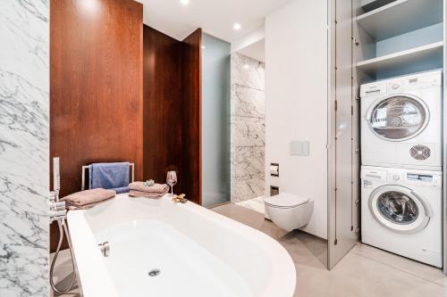 The Grand Krocínova Loft - Golden Bond Retreat 5