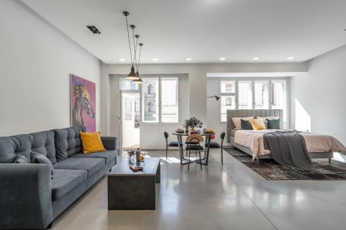 The Grand Krocínova Loft - Golden Bond Retreat 3